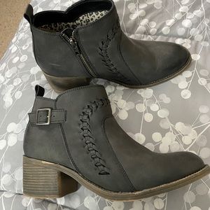 Low heel ankle bootie